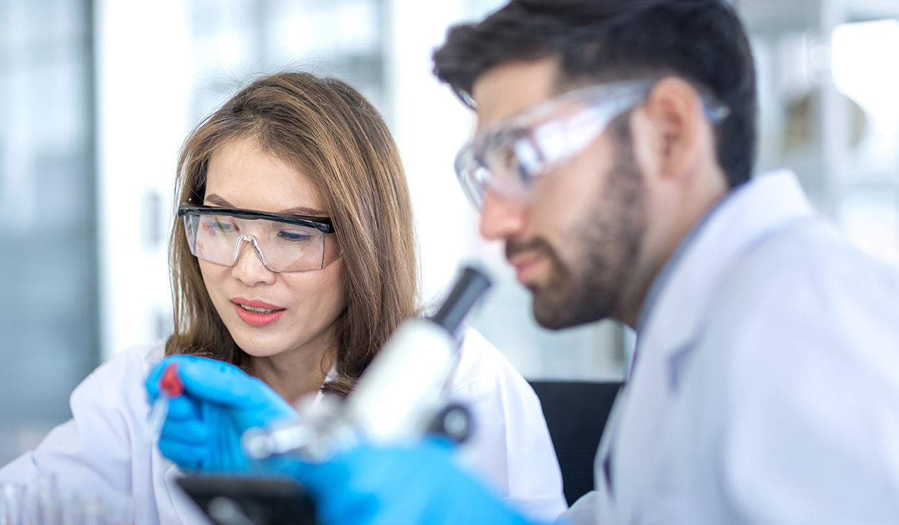 2 scientists in a lab.