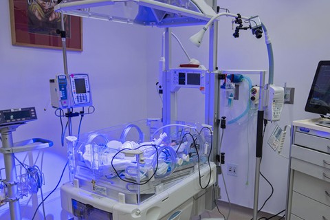 The neonatal and pediatric intensive care unit provides a wealth of training opportunities for hands-on simulation and also includes a classroom-style setting that can accommodate 20-25 participants.