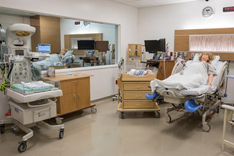 There is a fully functional labor delivery and recovery room to simulate obstetrical and gynecological cases. A mannequin with several patient-simulators – including a premature infant and a newborn – is available.