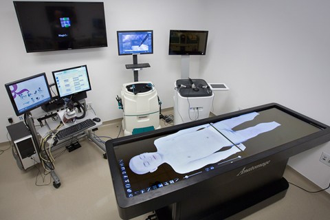 The VR skills room is one of the most requested simulators in the center. Here we have an anatomy table that’s perfect for standing demonstrations, as well as practice in GI/ bronchoscopy procedures, laparoscopic, hysteroscopic, urologic, neurologic and cardiovascular procedures, ultrasound procedures and robotic surgery.