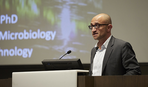 Keynote speaker Sarkis Mazmanian, PhD, the Luis and Nelly Soux Professor of Microbiology at the California Institute of Technology in Pasadena, discussed his research on the gut microbiome at the 2019 Southern California Biomedical Sciences Graduate Student Symposium at Cedars-Sinai.